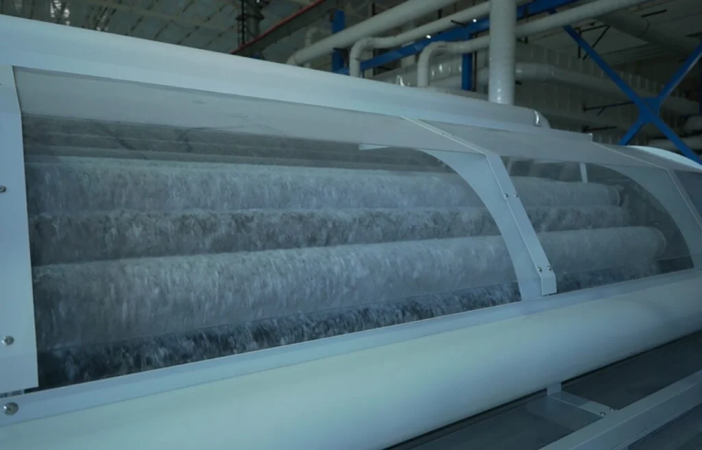 Quimicolor, una empresa colombiana con sede en Guarne, Antioquia, ha dado un paso significativo en la industria textil al inaugurar la primera y única planta de alta velocidad en Suramérica para la producción de telas Spunlace.